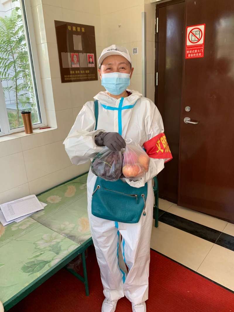 乌鲁木齐“仓盛社区送”爱心水果,情系抗疫一线社区志愿者
