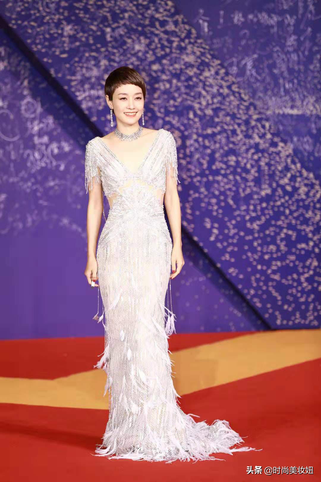 马伊琍终于换风格,马伊琍最新穿搭羽绒坎肩图片