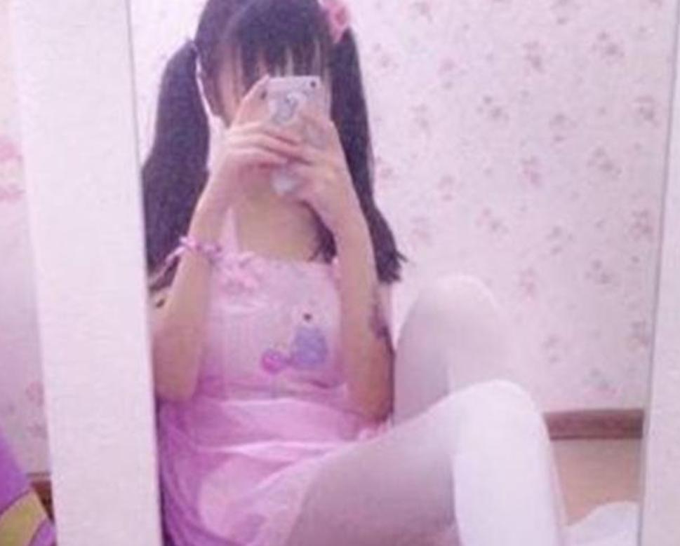 网红女孩发私人照，姿态妩媚，网友：太早熟了，00后的世界看不懂