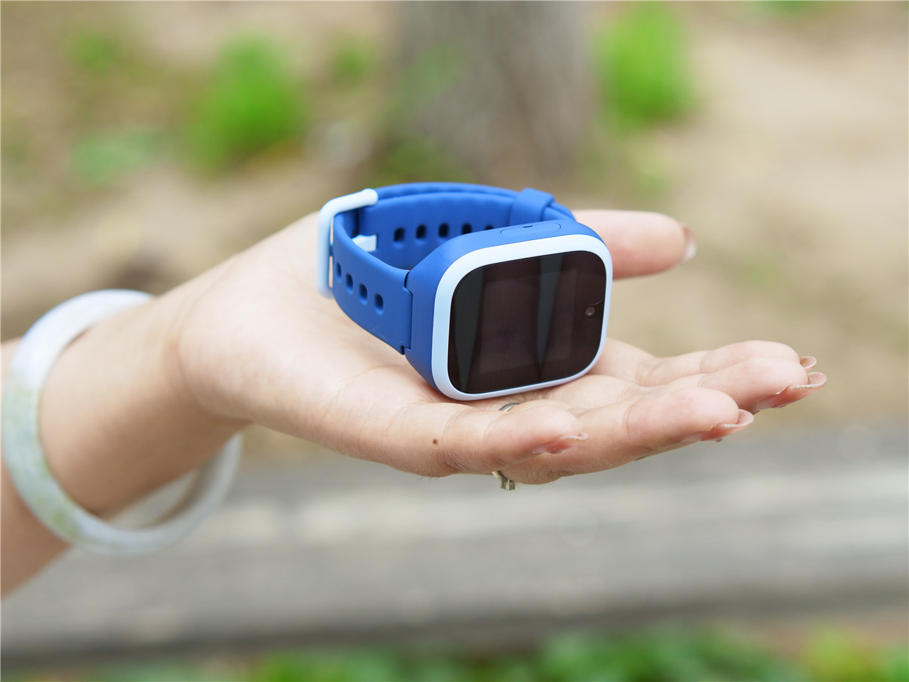 支持4G全网通米兔儿童电话手表4C八重安全定位守护更放心