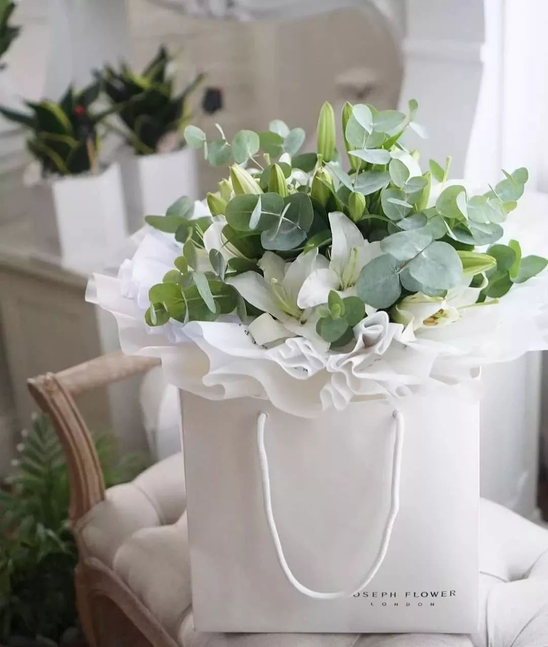 鲜花店日常换水整理花材,花要不要经常换水