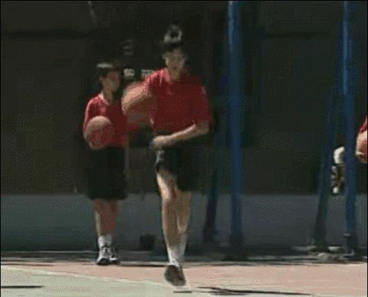 专门针对行进间控球运球训练教学,儿童行进间运球控球