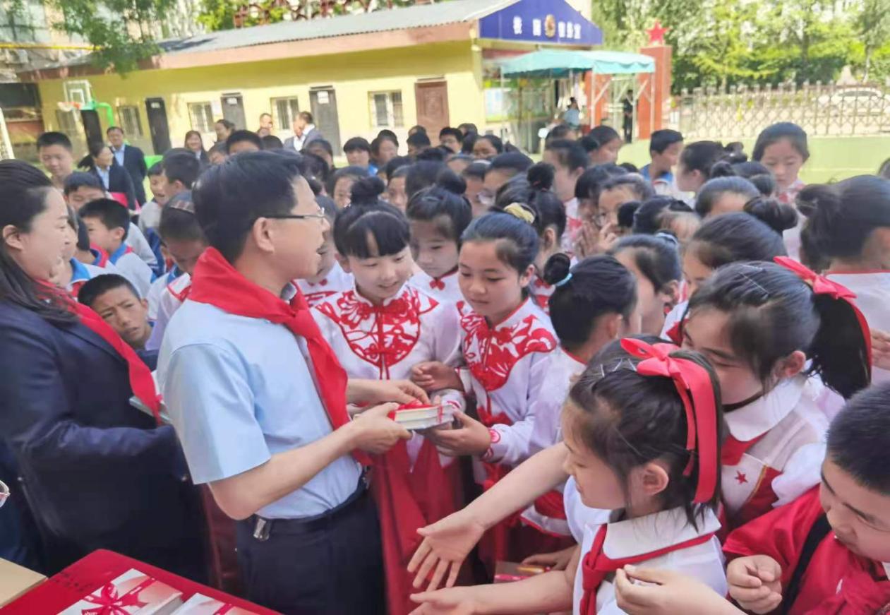 县委书记慰问六一儿童,陕西省教育厅六一慰问