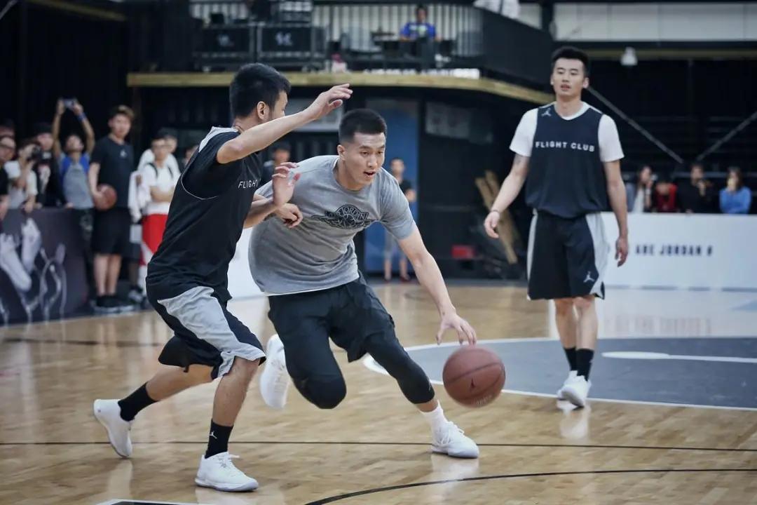 郭艾伦穿的什么球鞋,郭艾伦国家队最新上脚球鞋