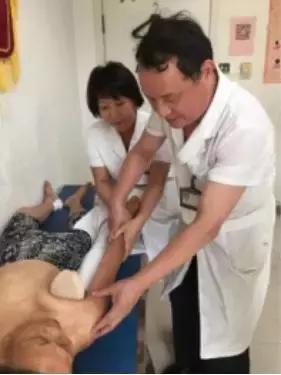 医生帮老人垫付16元医药费,温州63岁名医