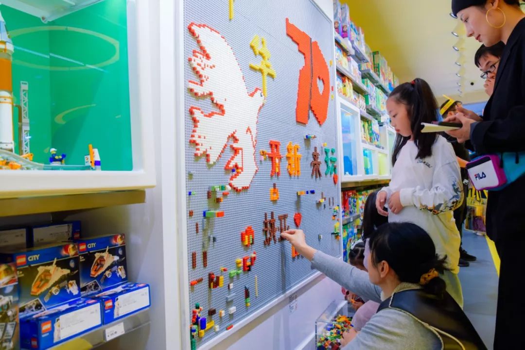乐高西安授权专卖店曲江创意谷,西安乐高授权店乐高零件墙