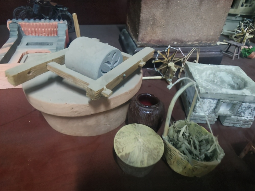 小伙微缩景观还原农家小院,小伙用微缩模型还原儿时农家小院