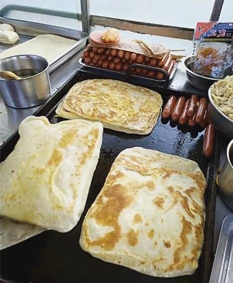 目前最火爆的摆地摊小吃,摆地摊什么小吃最火爆既简单