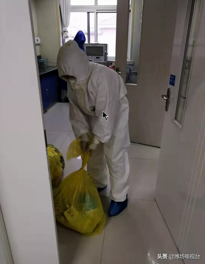 美小护正在为住院患者宣教,美小护抗疫宣教队