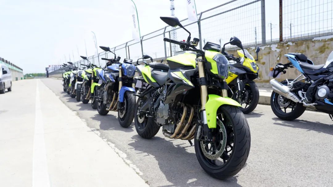 贝纳利tornado302跟飓风302r,新款贝纳利302r5秒破百