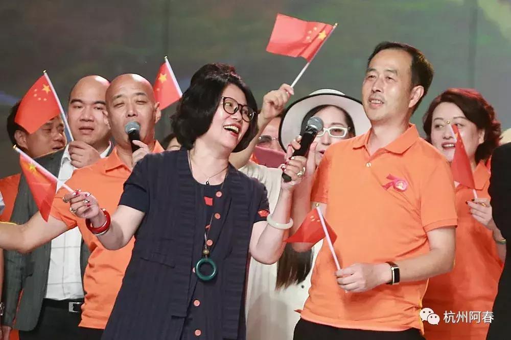 服装人放声高歌致敬祖国，广东时装周闭幕式上那激动人心的一刻