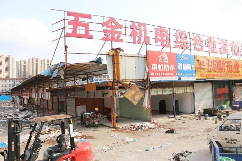 升级改造后的农贸市场夜景太美了,改造升级的农贸市场变靓了