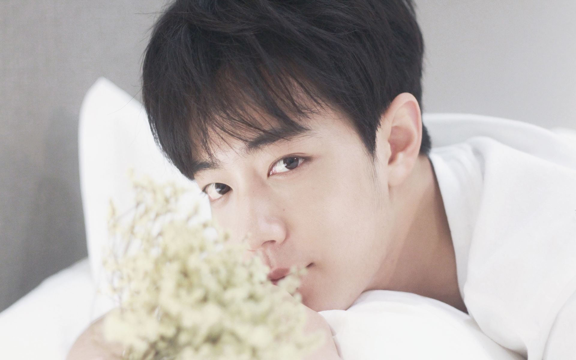 肖战王一博贴眼膜,肖战贴眼膜正确方法