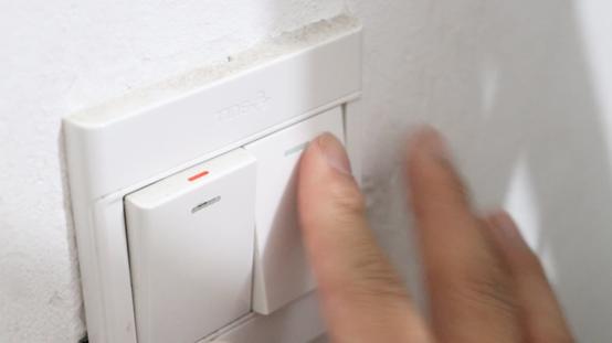 正确使用万用表工具的安全视频,使用万用表防止触电