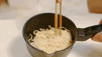 炒面直接炒能熟吗,炒面在锅里直接就有点坨