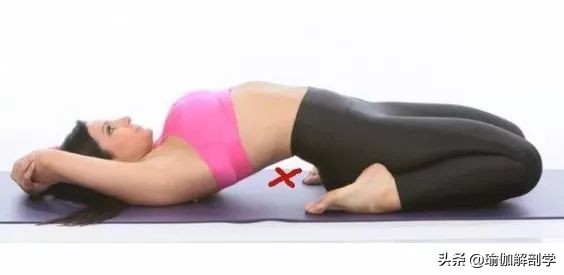 瑜伽英雄卧的好处和功效,瑜伽体式金刚卧腰痛