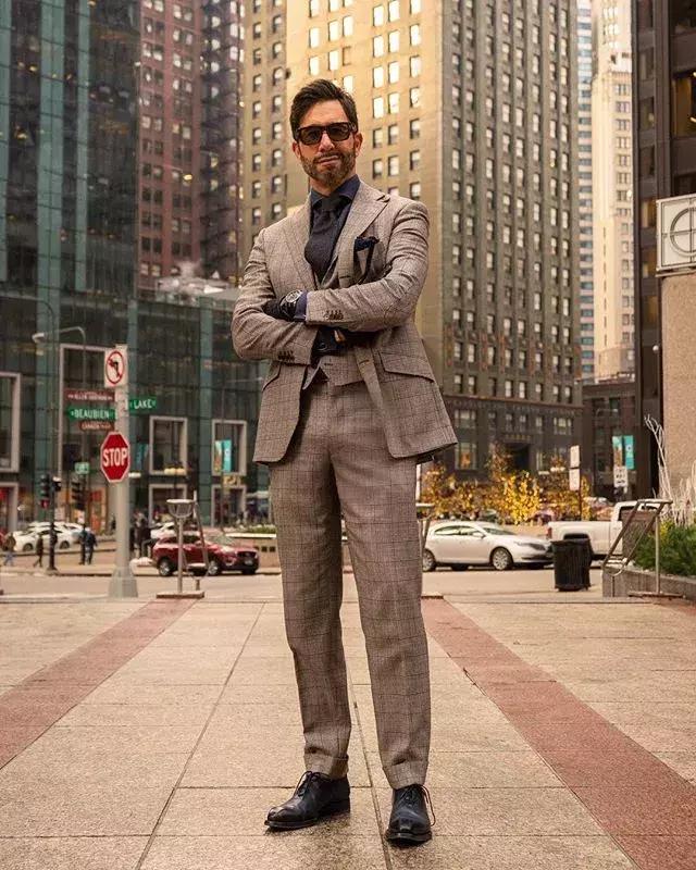 格纹西装搭配衬衫牛仔裤率性洒脱,不平凡气质穿搭