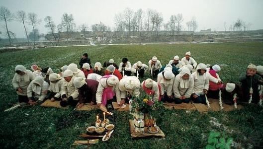贵州一习俗人死后放在家里3年,为什么人死后要在家放几天