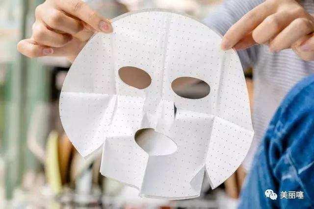 敷面膜的时候面膜纸要扔掉吗,敷面膜外面的塑料纸扔掉吗