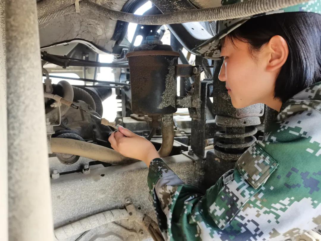 女兵开11吨特种车,女兵白萌
