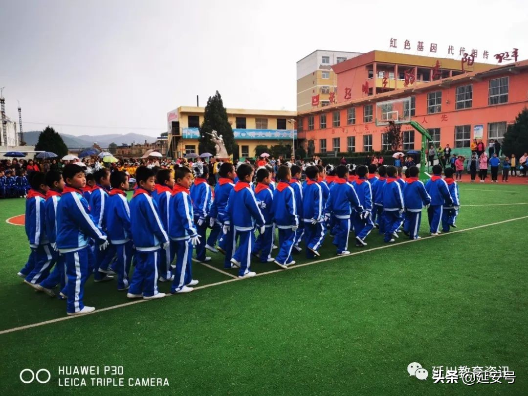 寒意袭人，红小娃却把口号声喊得震天响！