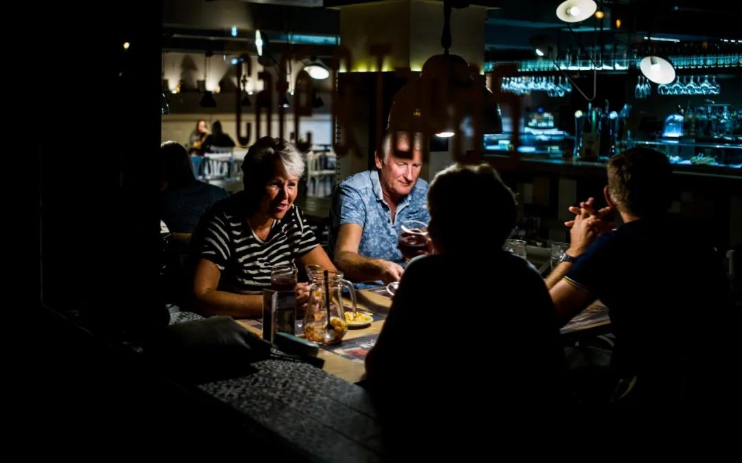 病毒放不倒英国人,酒可以