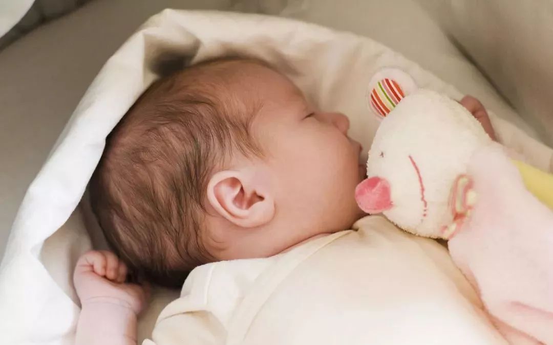 如何给小婴儿做抚触,怎样给婴儿抚触按摩