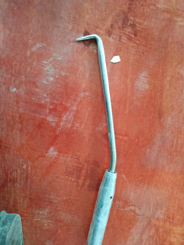 手受伤后，附近血管感觉有些堵塞，摸起来有个小包，这是怎么回事