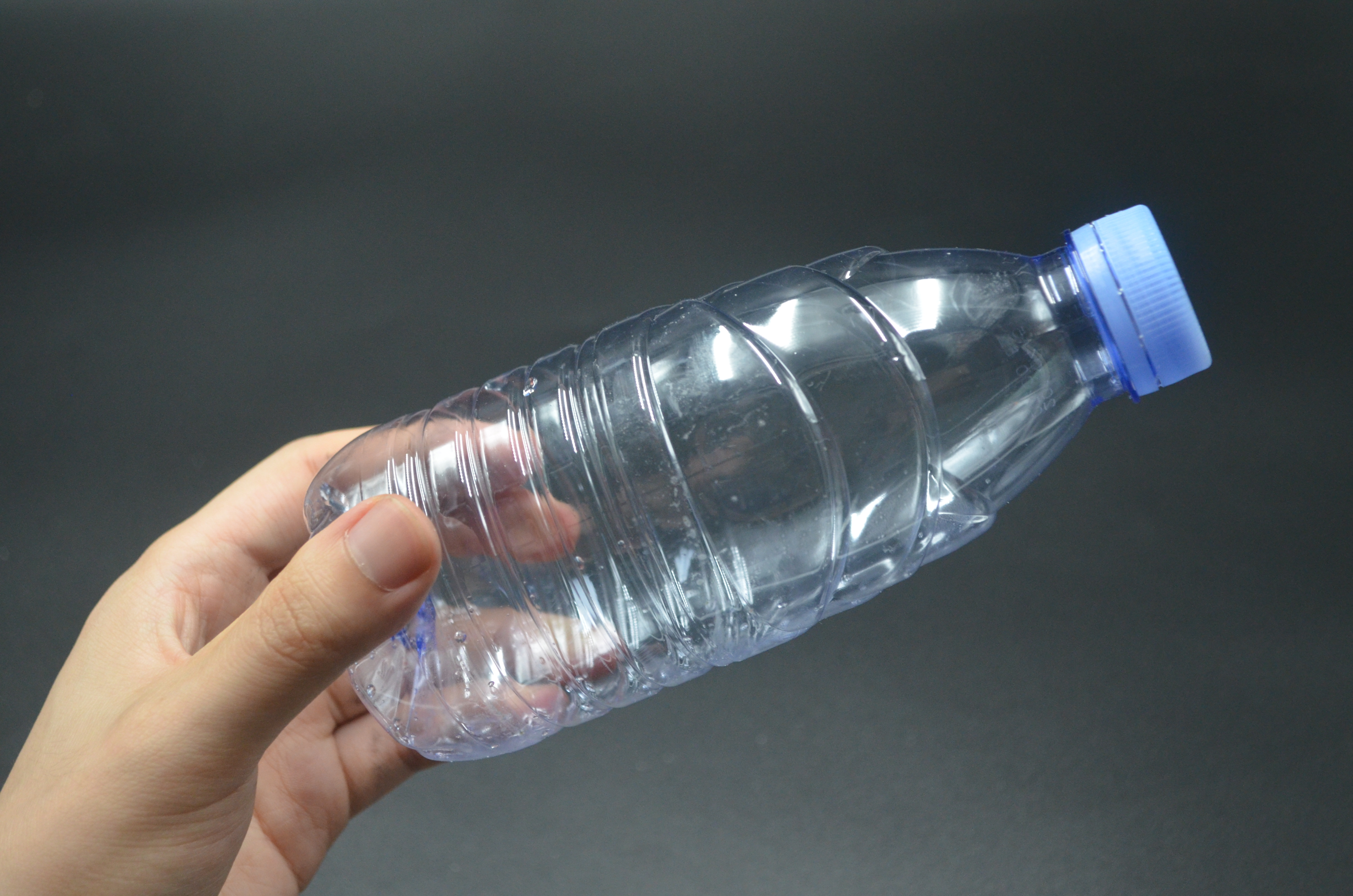 厨房里放个塑料瓶太厉害了，现在知道也为时不晚，尽早叮嘱家里人