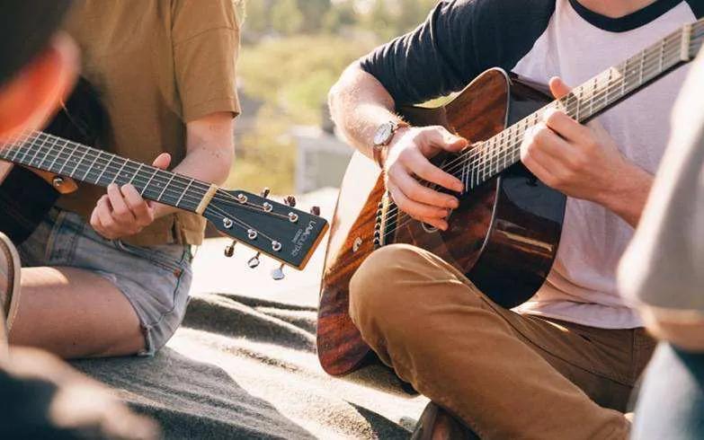 吉他自学三月通和果木浪子哪个好,自学吉他是买教材好还是上网学好