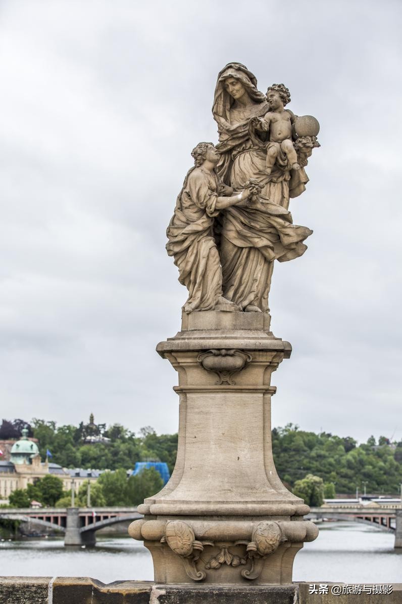 查理大桥雕塑作品介绍 (查理大桥的雕塑)