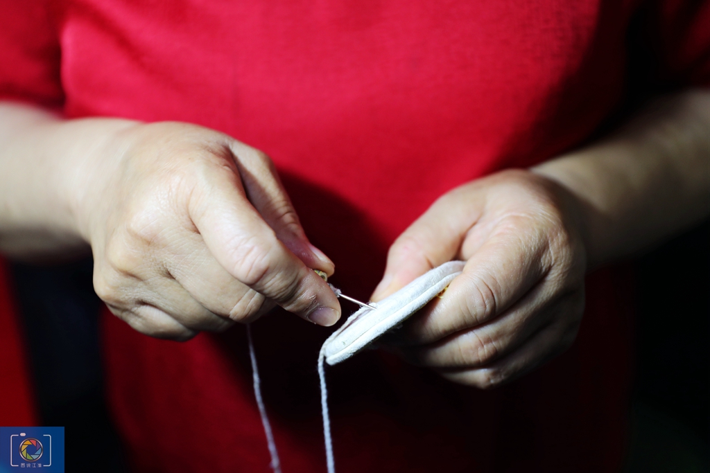 一双虎头鞋，传承100多年，别人种地他和妻子做鞋，一双能卖200元