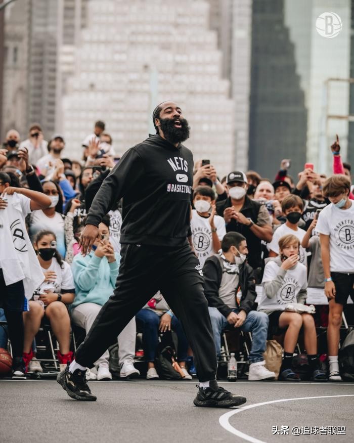 篮网哈登杜兰特,篮网哈登拍照