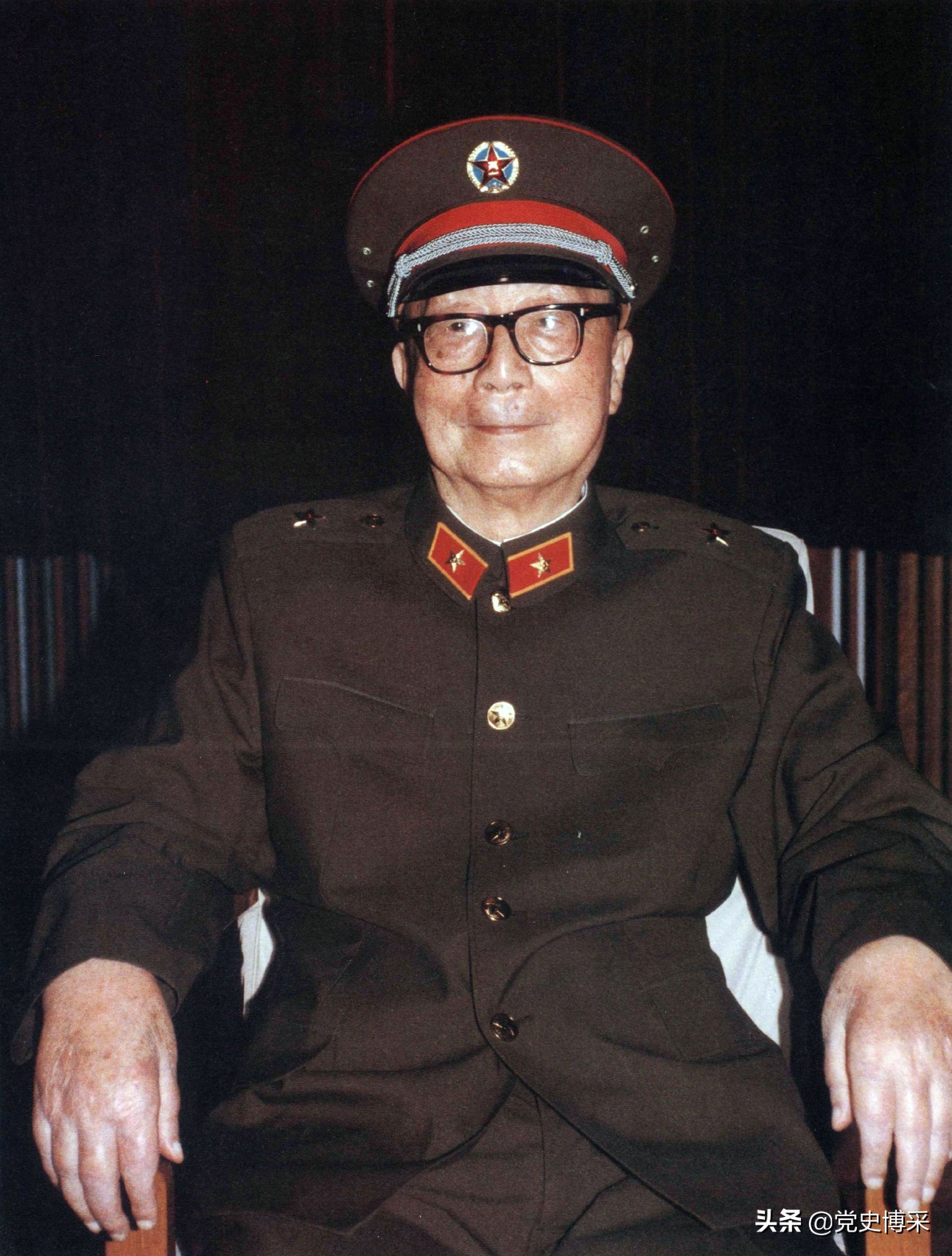 聂帅追悼会上，女儿的举动令人动容，骨灰安放开创八宝山先例