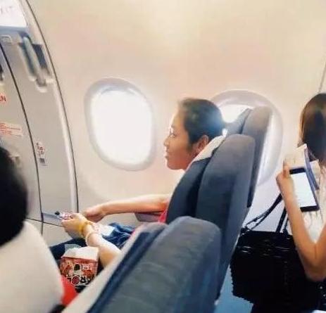 郎平里约吃泡面,女排主教练郎平吃泡面