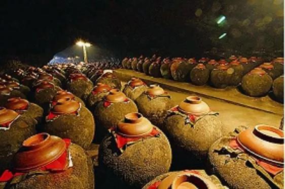 诗传泸酒香，杯杯国宝窖池原浆，邀君共品泸州山水岁月的醇厚绵长