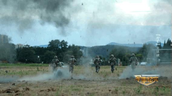 被奶狗偷亲也不能动!淡定背后,军人们经历了啥……