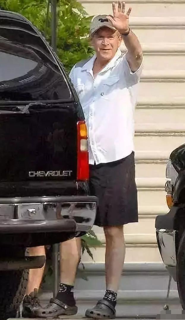 土味丑鞋还能成新时尚吗?Crocs请来杨幂代言、李佳琦直播带货