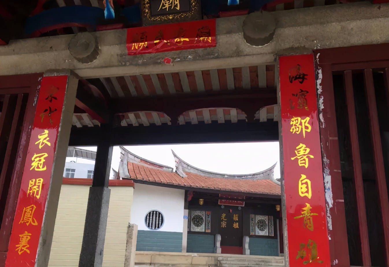 居家良药和兴白花油,起于福建,发迹星马,为什么有水仙花设计?