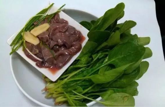 嘴唇干裂对应的身体脏腑是哪个,嘴唇总起皮器官发出信号