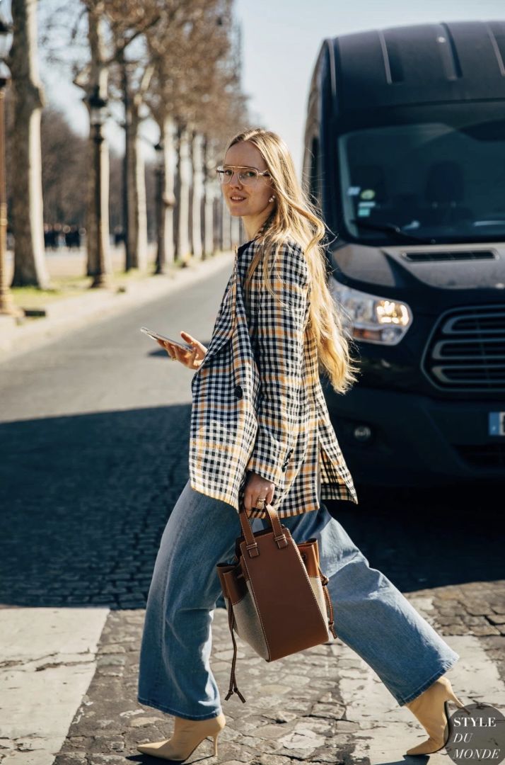 搭靴子穿的裙子秋冬款,裙子靴子秋冬搭配图