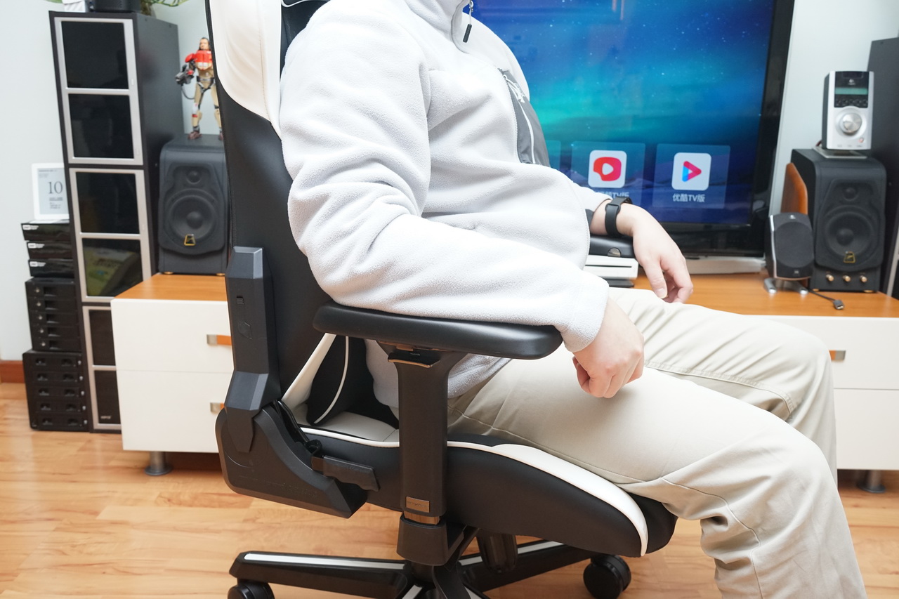 迪锐克斯dxracer电竞桌,甜品级显卡