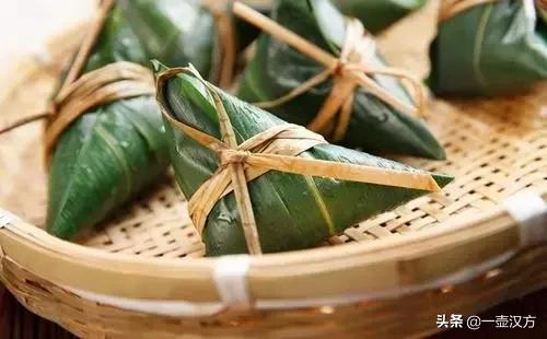 今日端午，吃粽子、插艾条、赛龙舟、佩香囊，端午过后，注意养生