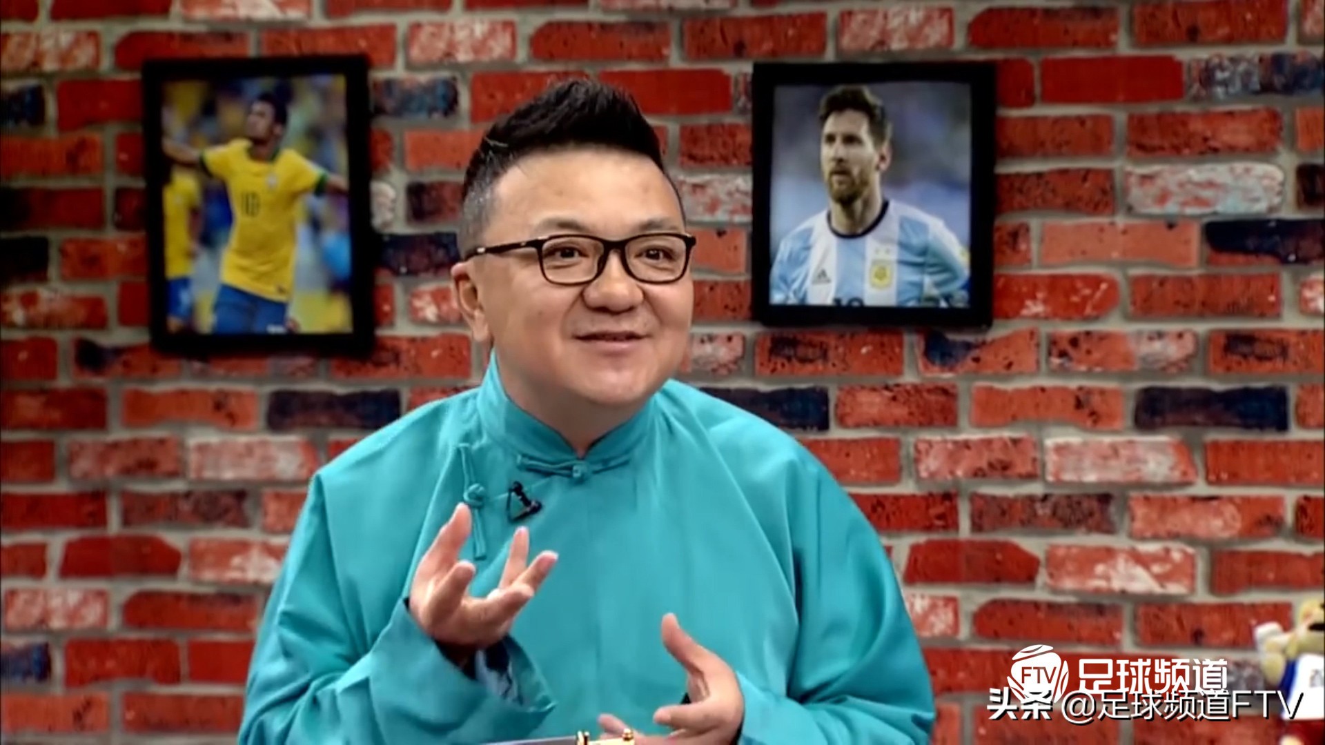 体育评论员董路,董路带领足球小将走进赛场