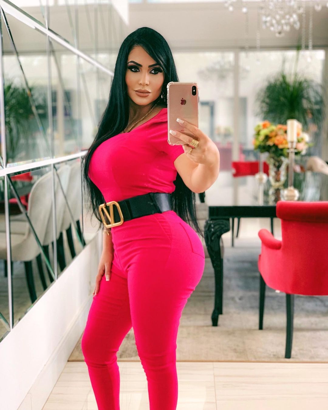 她是巴西的律政新人，热爱健身，丰盈的体型有着极致的曲线之美