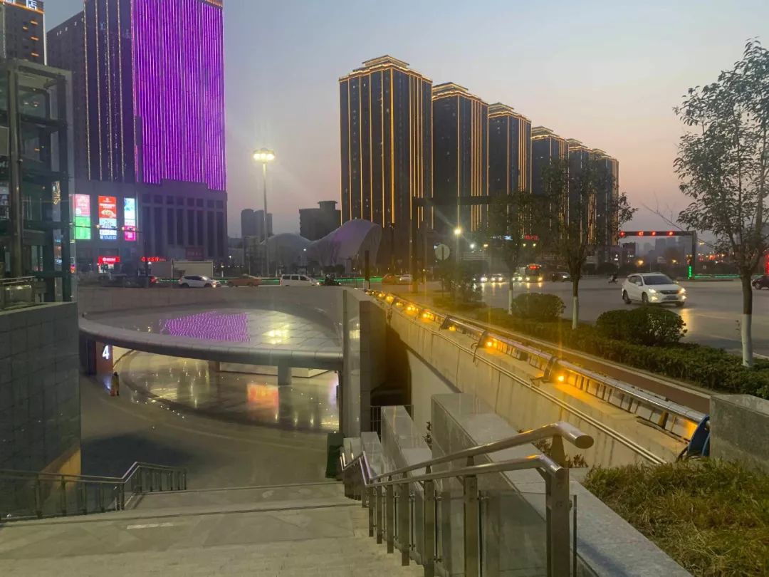 疫情下的县城夜晚照片真实,疫情时期农村的真实生活