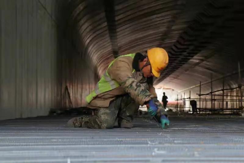 国庆我在岗坚守一线照片,国庆我在岗全力守护万家灯火