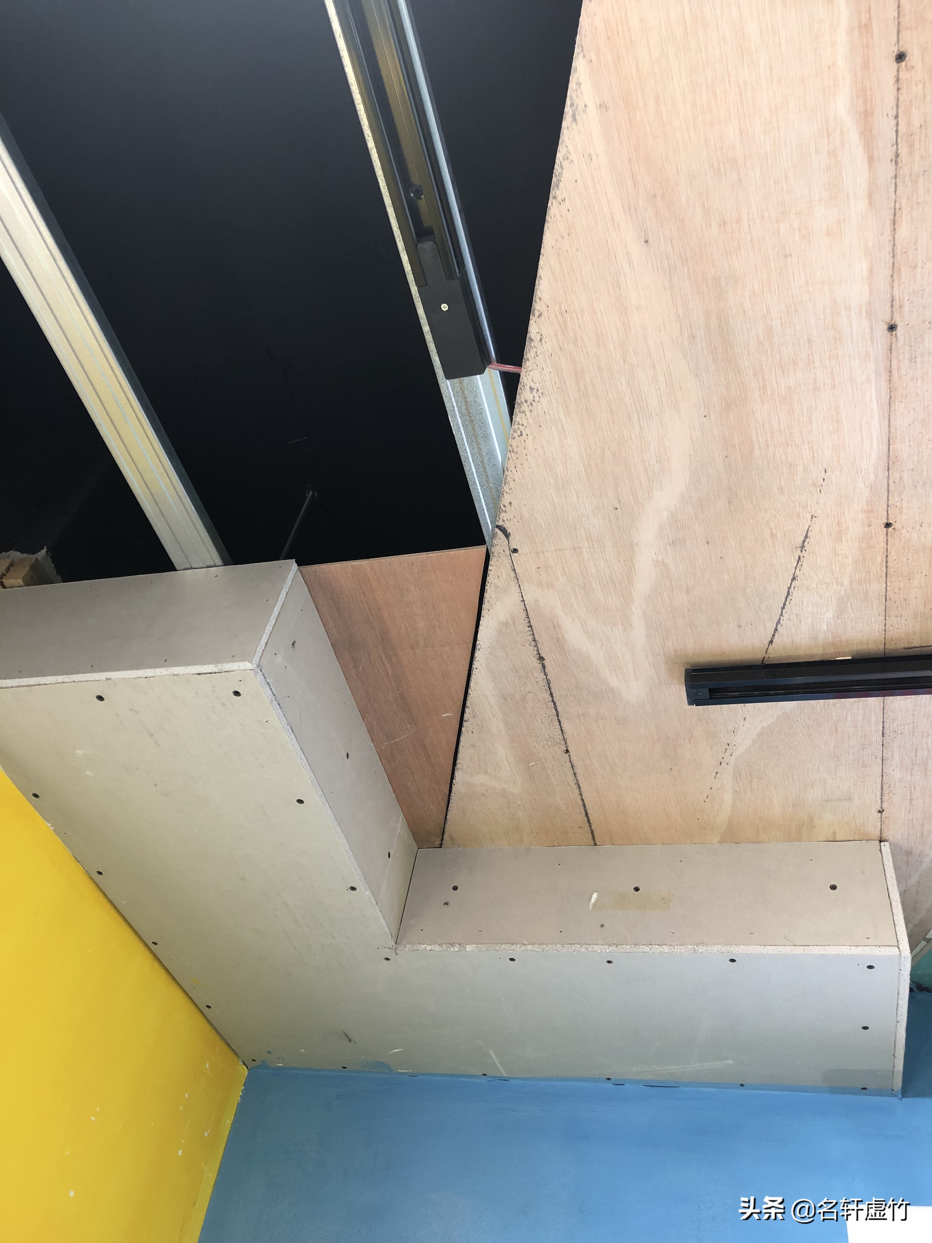 天花板发霉发潮掉墙皮该怎么处理,天花板发霉空鼓起皮什么原因