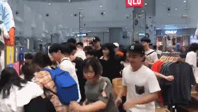 长沙国金中心出现抢衣大战！优衣库遭疯抢！店员被吓哭