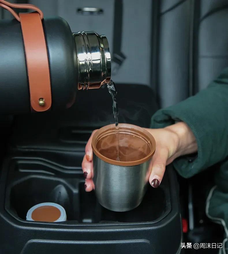 出门灌了瓶热水，打开时就凉了咋办？用它24小时开盖还“烫嘴”